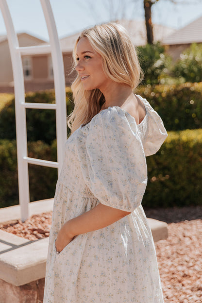 THE STERLING BUBBLE SLEEVE MIDI DRESS IN BLUE FLORAL