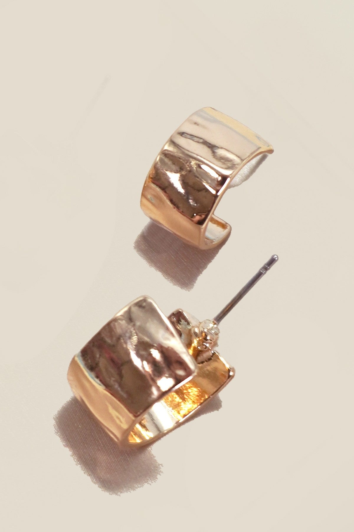 THE HAMMERED HUGGIE HOOP EARRINGS IN GOLD