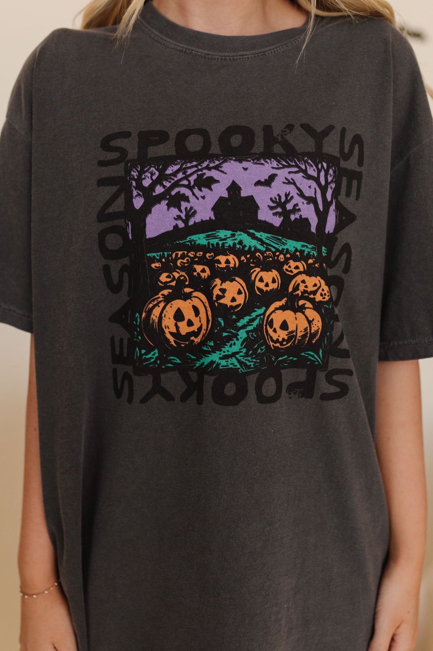 THE SPOOKY SEASON VINTAGE OVERSIZED TEE IN DARK GREY