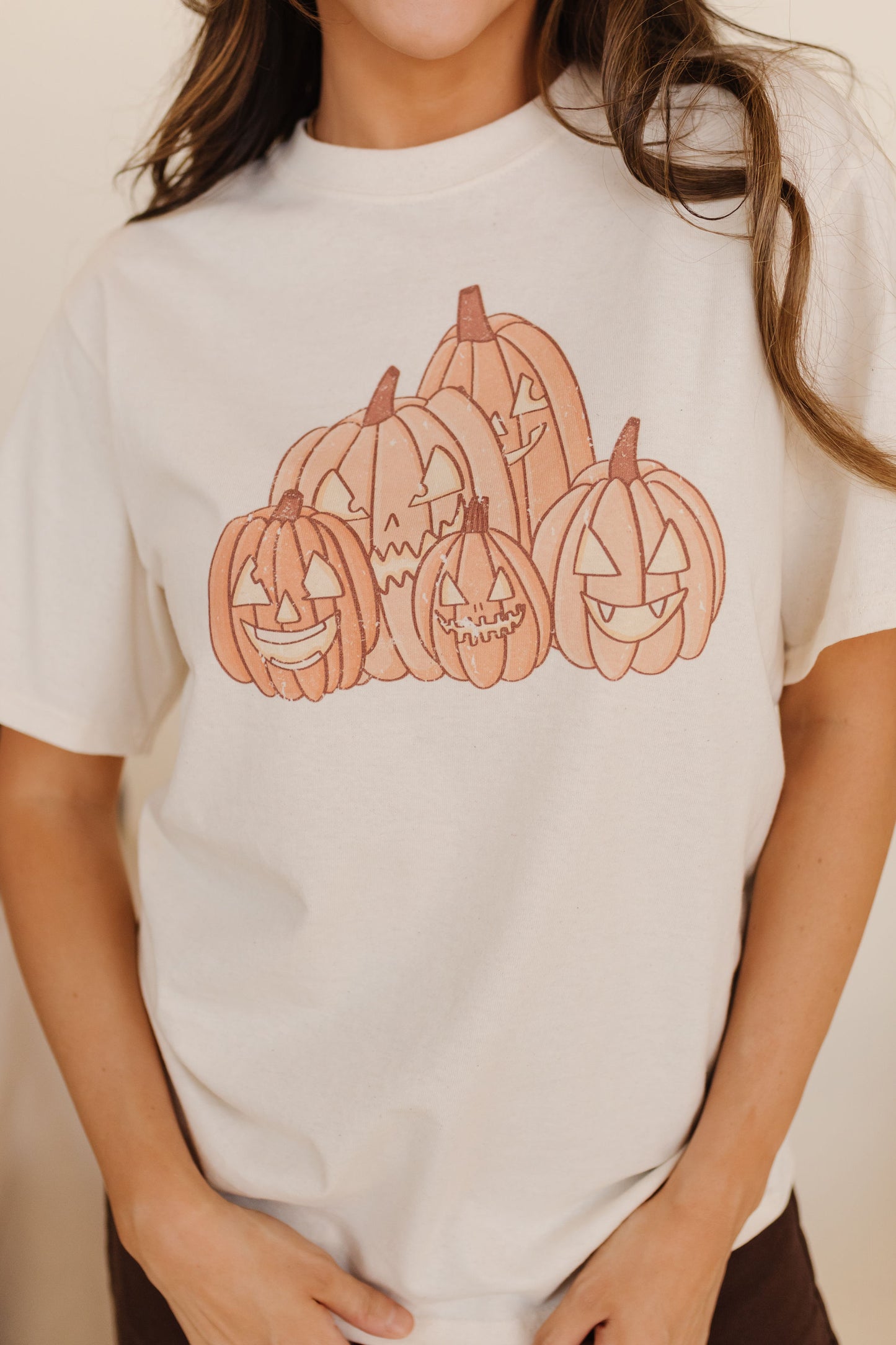 THE SPOOKY PUMPKIN GRAPHIC TEE IN IVORY