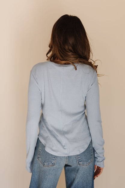 THE SACHI SOFT RIBBED TOP IN SKY