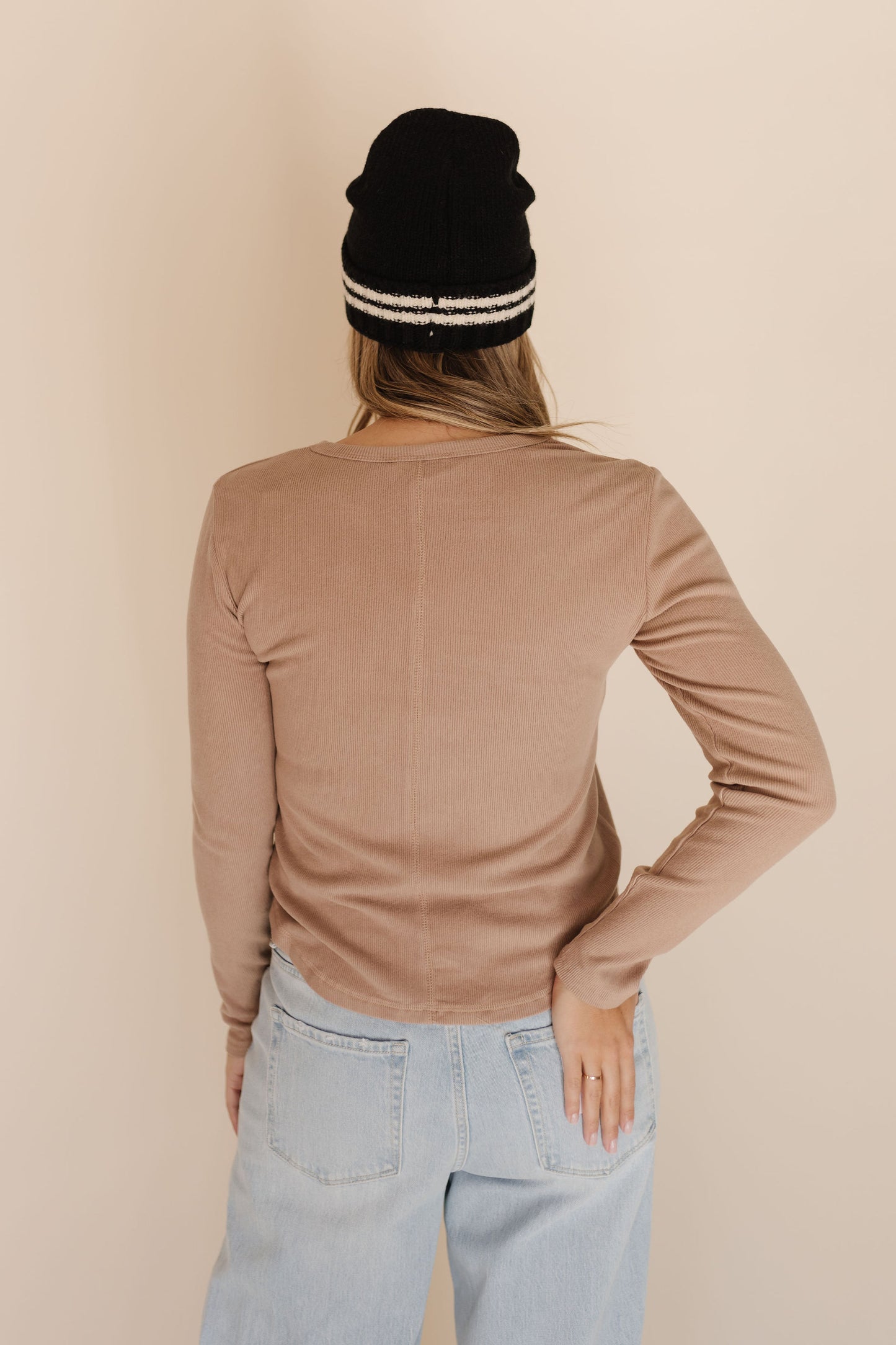 THE SACHI SOFT RIBBED TOP IN TAUPE