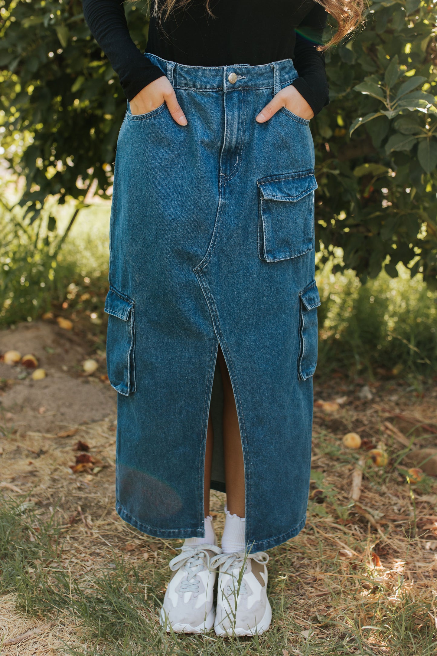 THE ANSLEIGH CARGO DENIM MAXI SKIRT IN DARK WASH