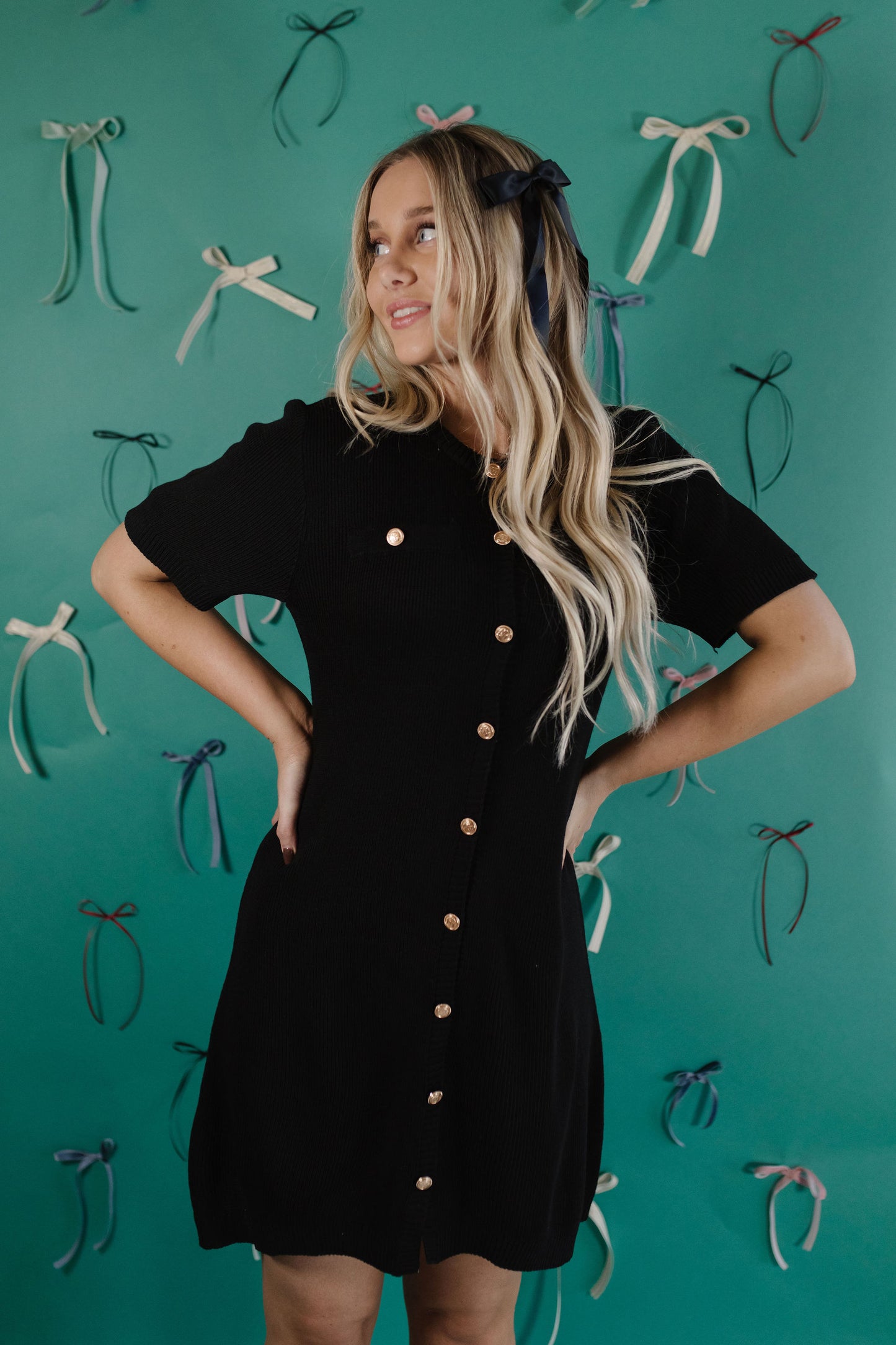 THE NEVAEHA SHORT SLEEVE KNIT DRESS IN BLACK