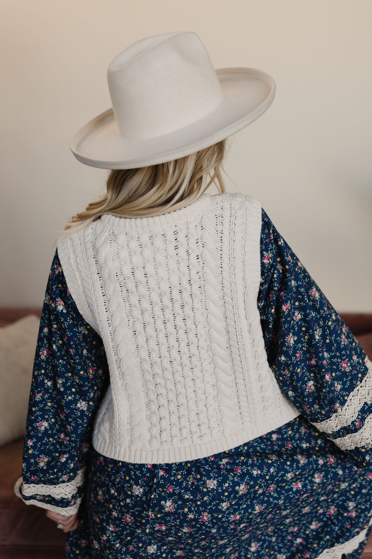 THE HADLEIGH KNIT VEST IN IVORY