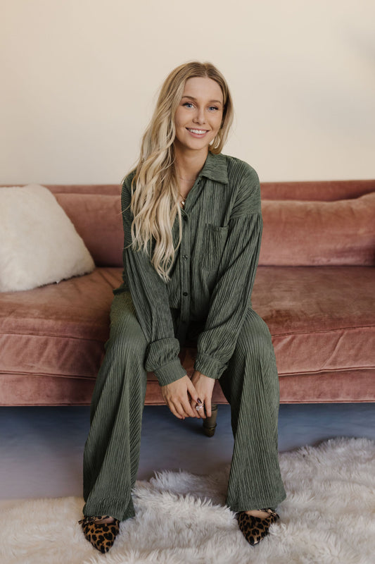 THE GINETTA CRINKLED LOUNGEWEAR SET IN FOREST GREEN