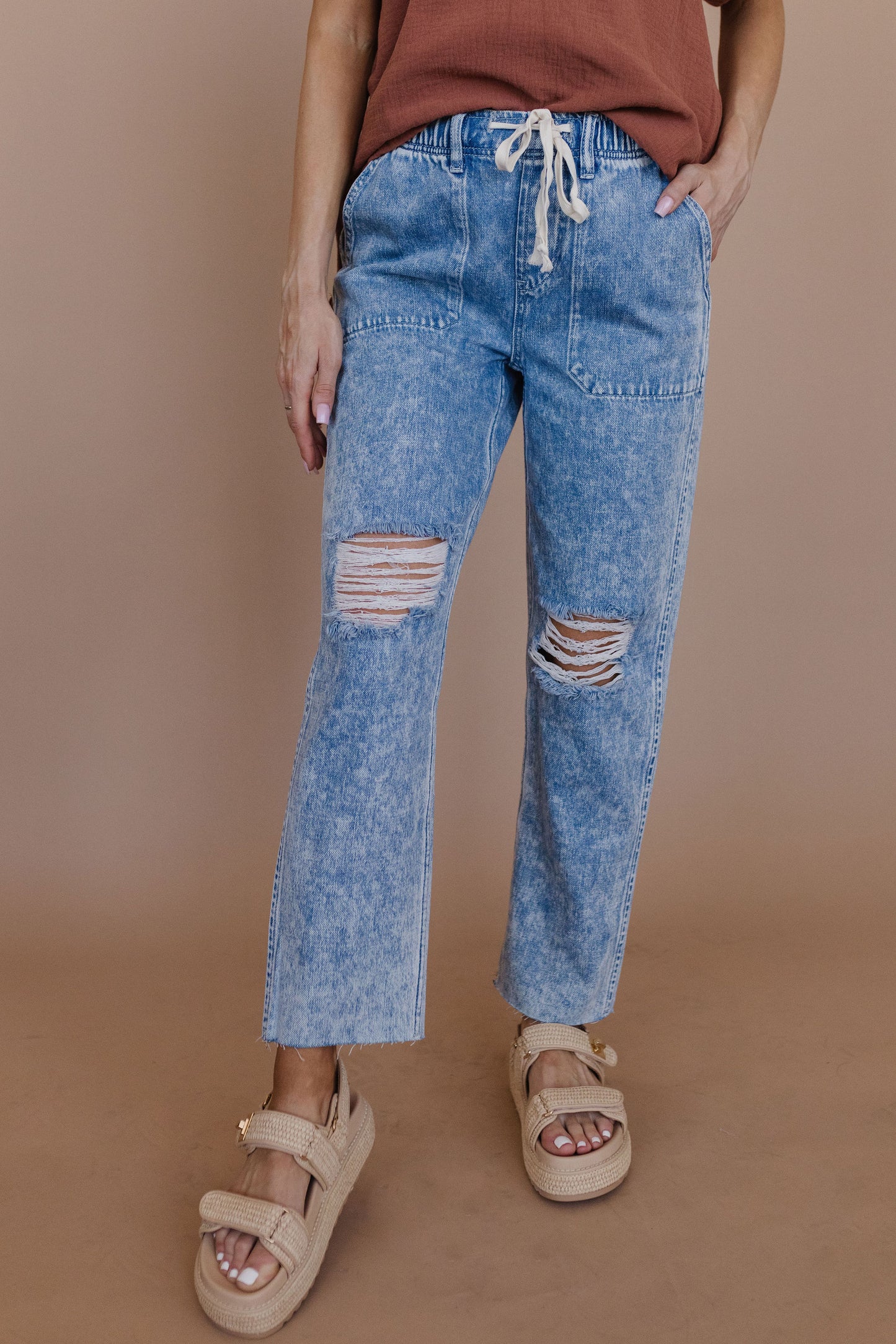 THE KELCEY DISTRESSED DENIM JOGGERS IN ACID WASH