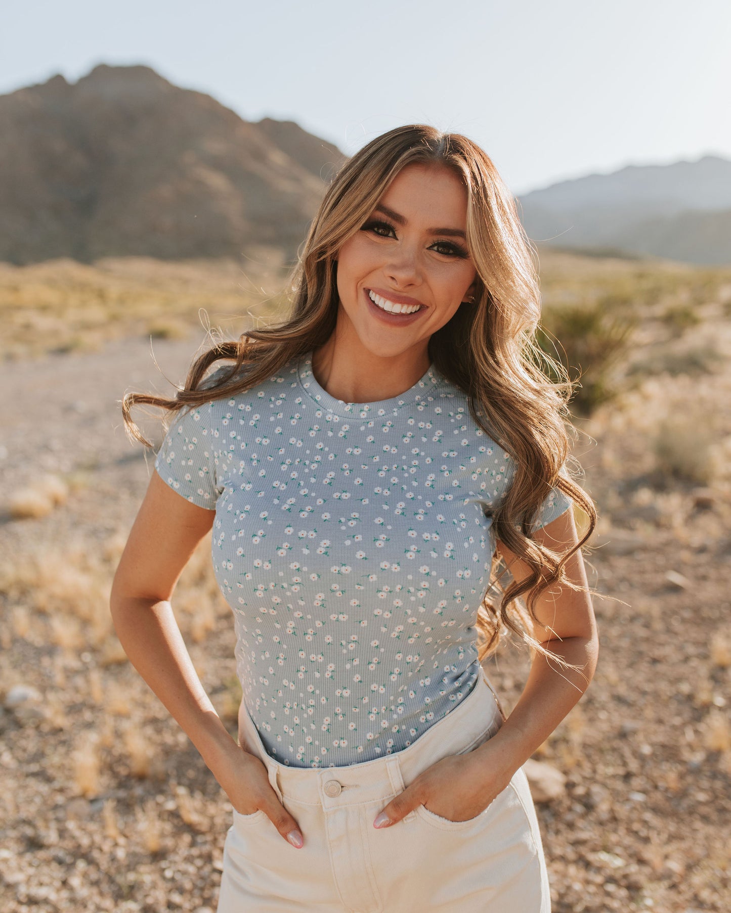 THE OLYVIA FLORAL SHORT SLEEVE TOP IN DUSTY BLUE