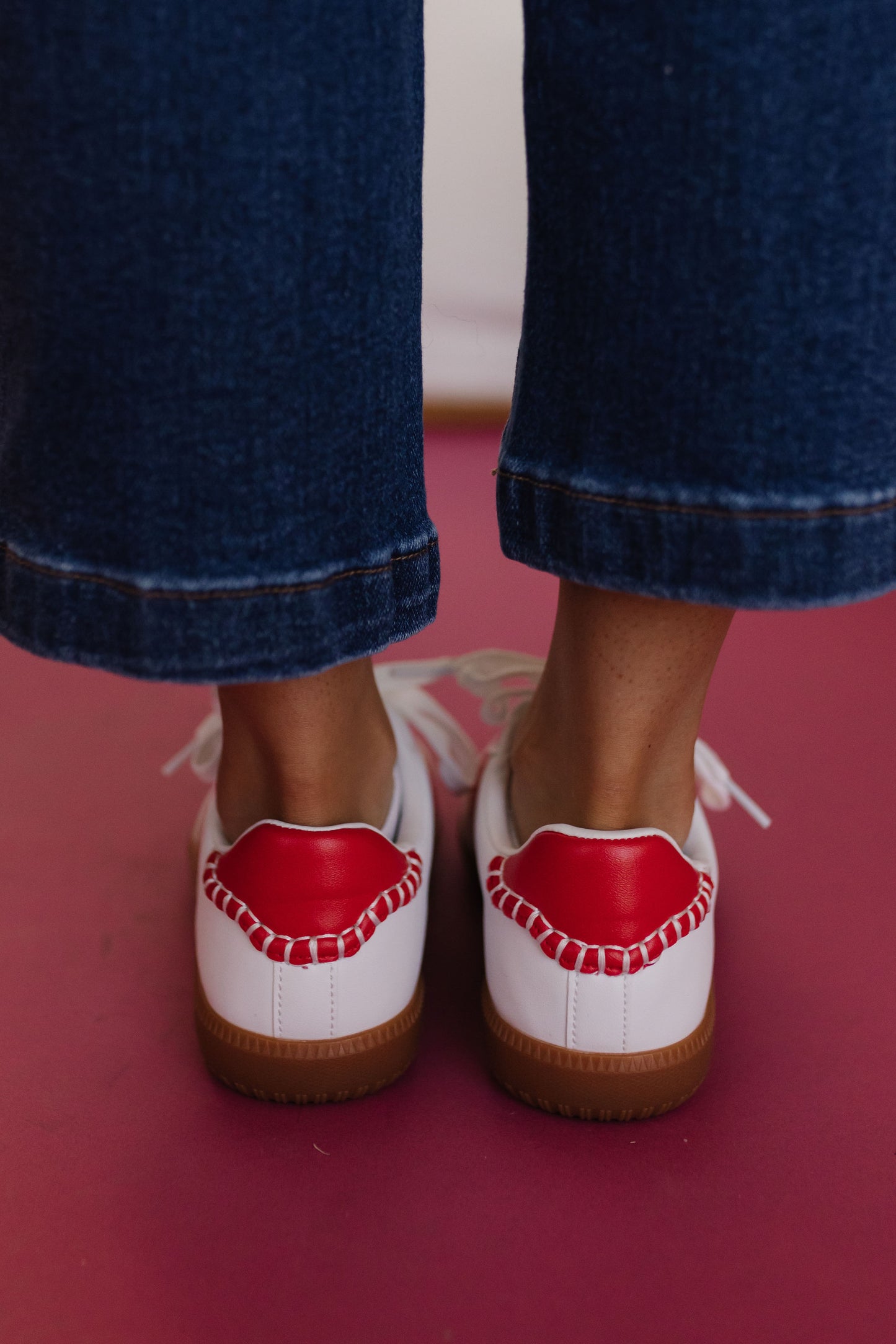 THE SPORTY SNEAKERS IN RED