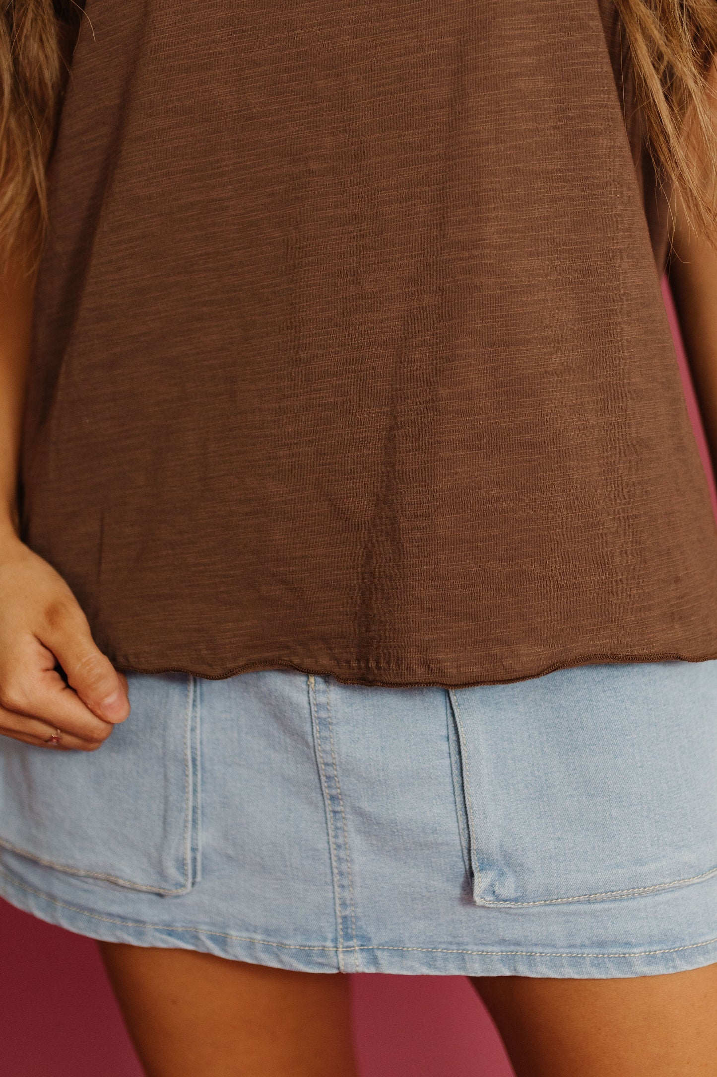 THE GWENNETH LETTUCE HEM TEE IN BROWN