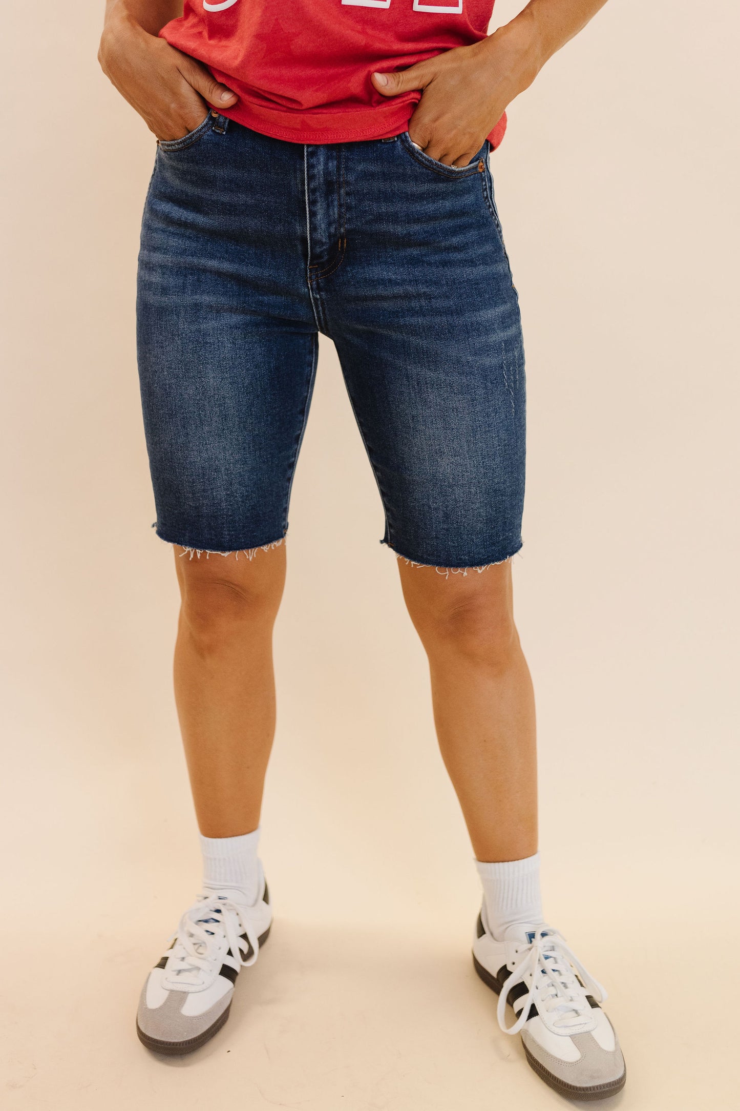 THE SELENA BERMUDA SHORTS IN DARK WASH