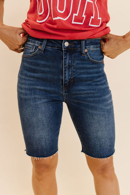 THE SELENA BERMUDA SHORTS IN DARK WASH