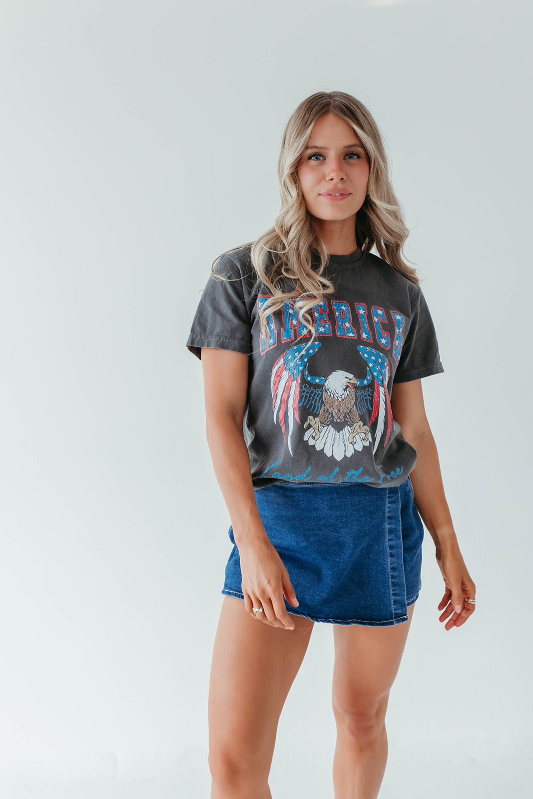 THE EAGLE TEE IN CHARCOAL