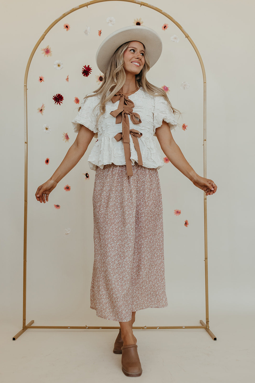 THE FELICITY FLORAL CRINKLE MIDI SKIRT IN CLAY/CREAM