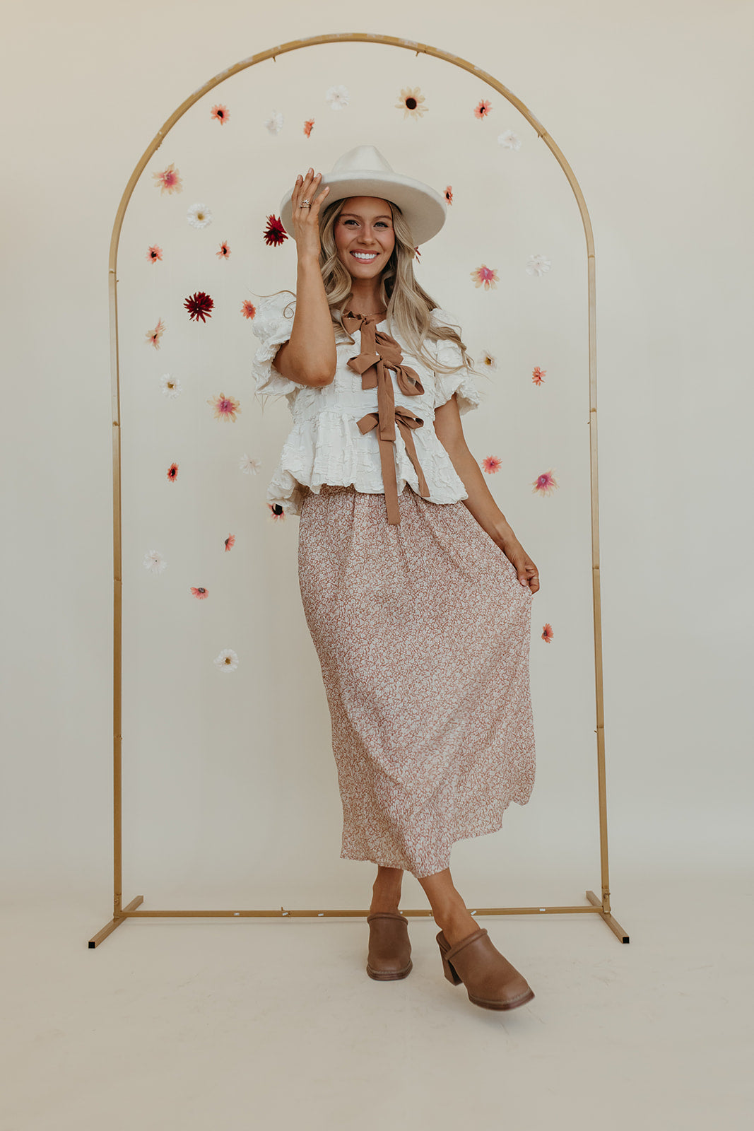 THE FELICITY FLORAL CRINKLE MIDI SKIRT IN CLAY/CREAM