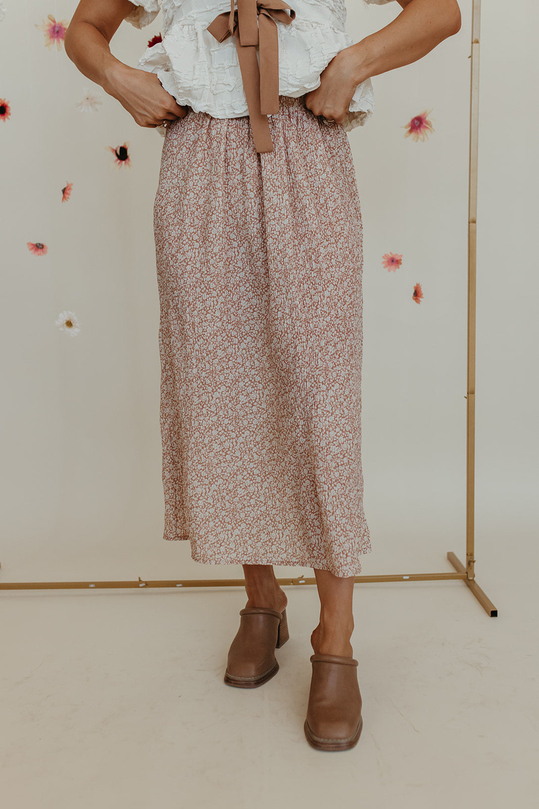 THE FELICITY FLORAL CRINKLE MIDI SKIRT IN CLAY/CREAM