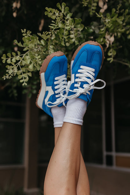 THE BOLD SNEAKERS IN BLUE