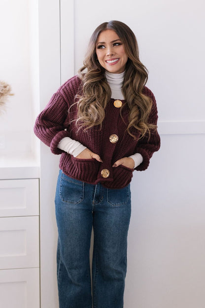 THE SHILOH SOLID ROUND NECK CROP SWEATER IN BURGUNDY