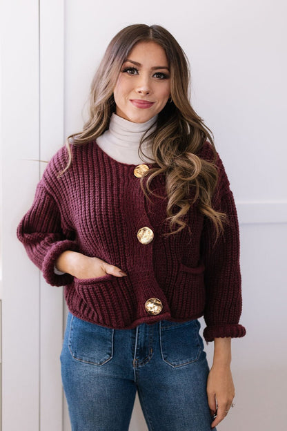 THE SHILOH SOLID ROUND NECK CROP SWEATER IN BURGUNDY