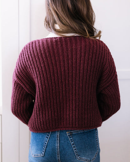 THE SHILOH SOLID ROUND NECK CROP SWEATER IN BURGUNDY