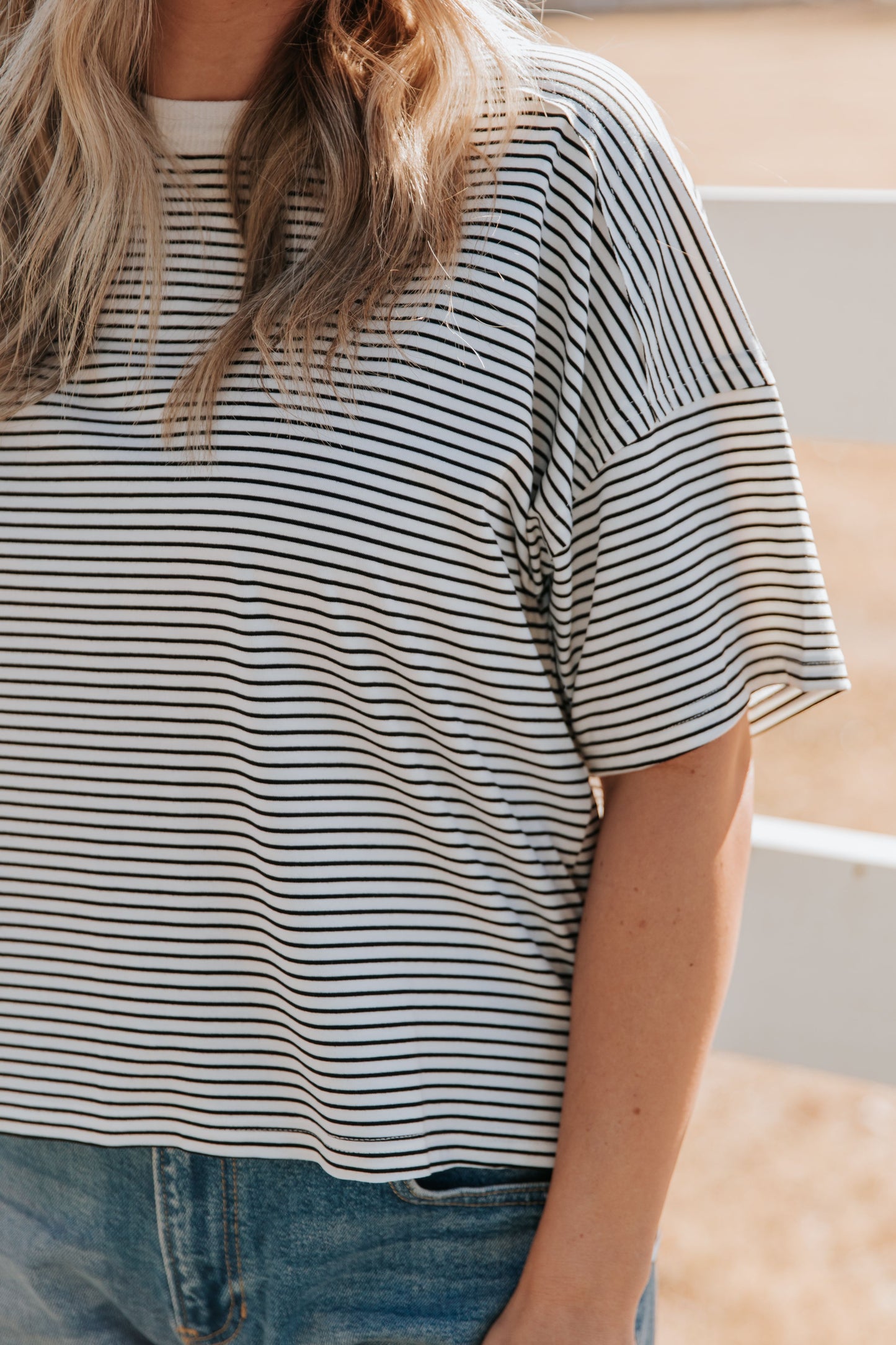 THE BRENNA BASIC STRIPED SHORT SLEEVE TOP IN BLACK