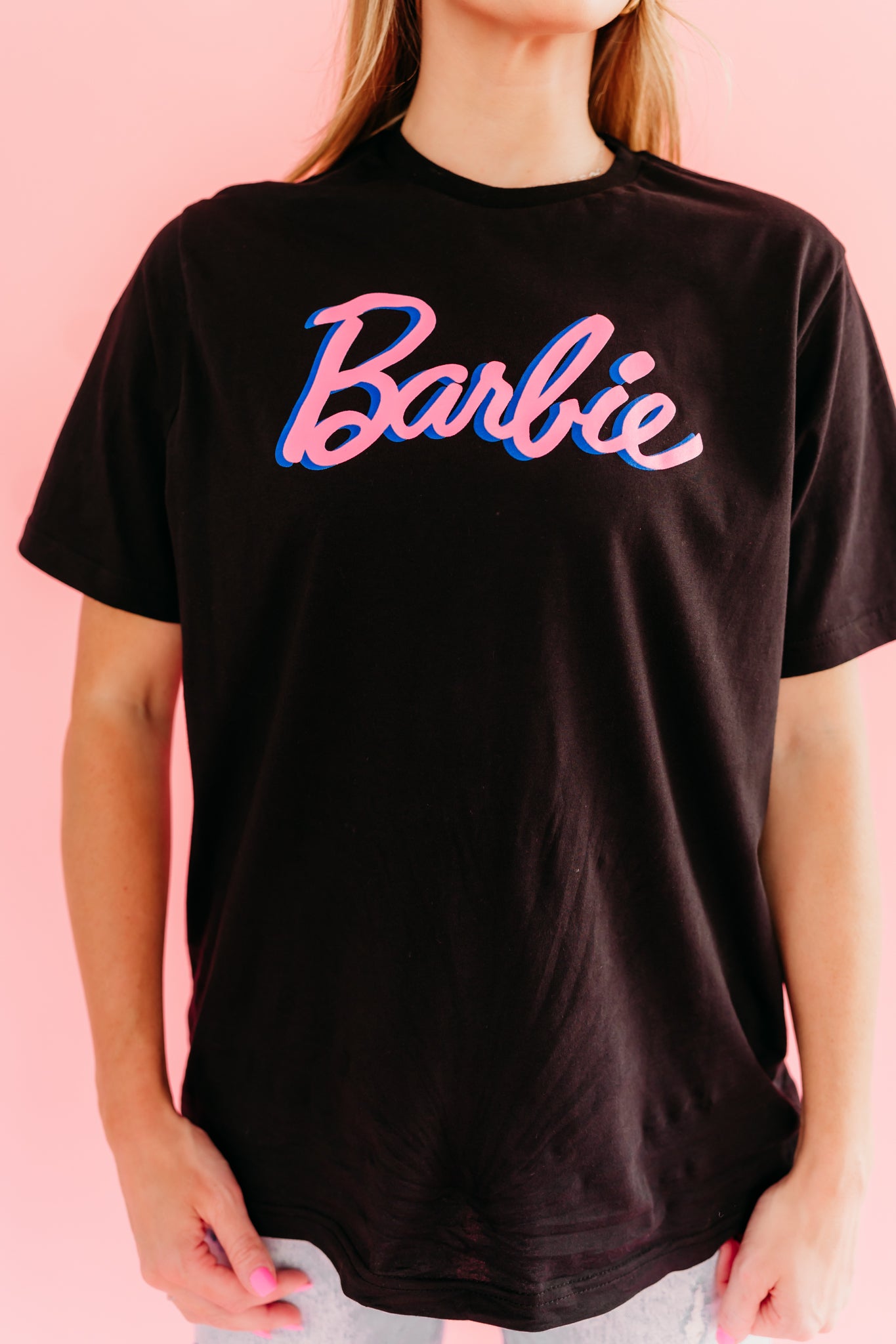 THE BARBIE SIGNATURE GRAPHIC TEE IN BLACK Pink Desert