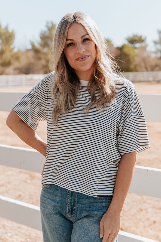 THE BRENNA BASIC STRIPED SHORT SLEEVE TOP IN BLACK