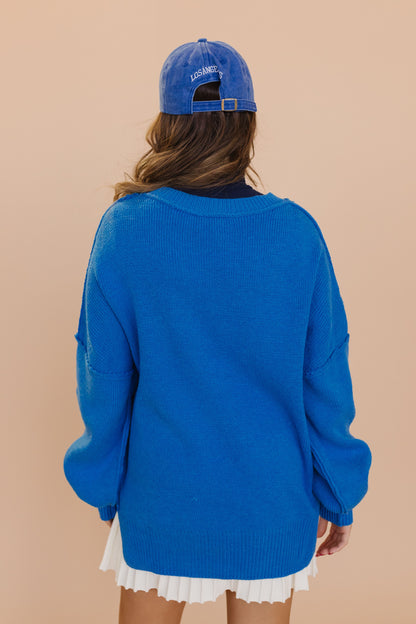 THE SKYLAR OVERSIZED SOLID KNIT SWEATER IN BLUE