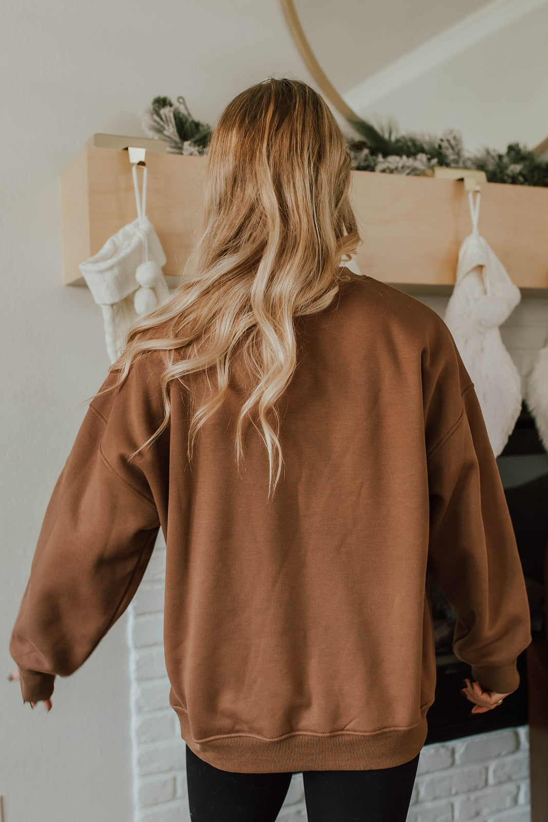 THE GOOD VIBES EMBROIDERED SWEATSHIRT IN BROWN Pink Desert