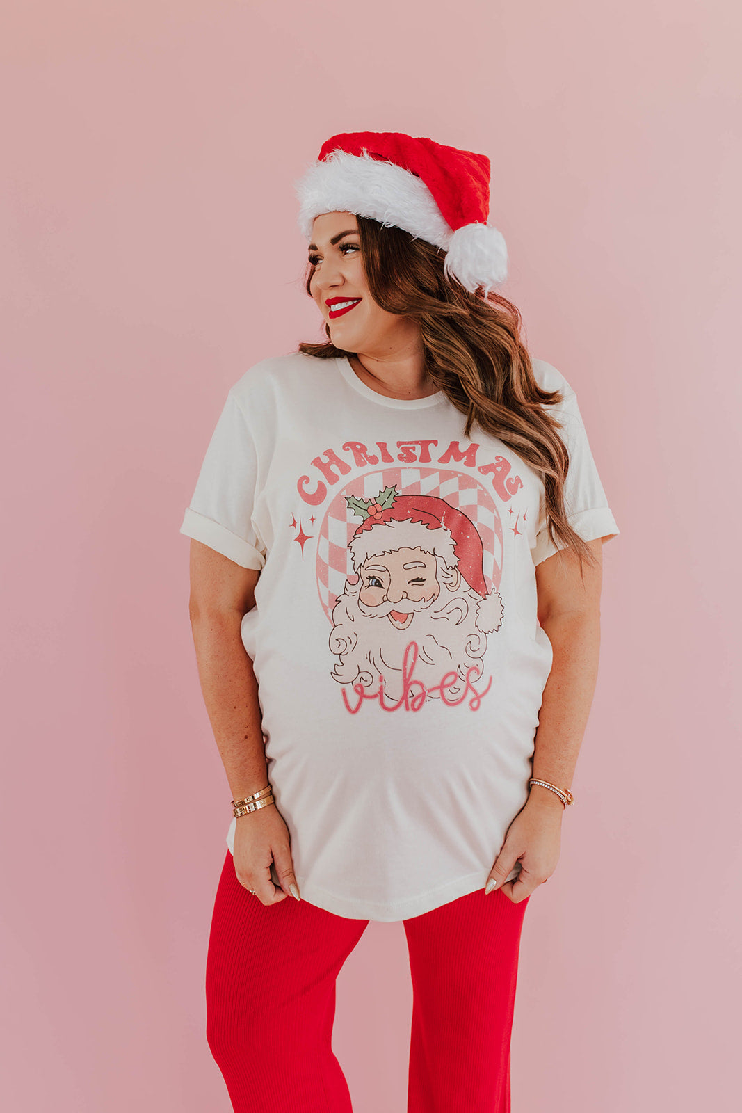 THE CHRISTMAS VIBES GRAPHIC TEE IN IVORY Pink Desert