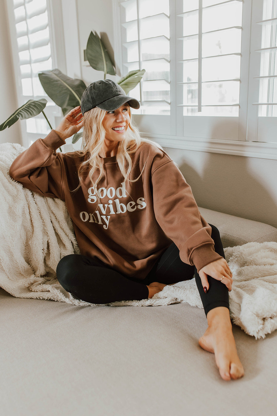 THE GOOD VIBES EMBROIDERED SWEATSHIRT IN BROWN Pink Desert