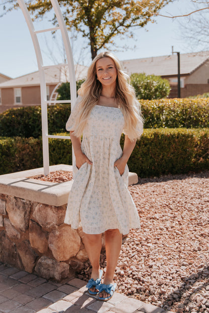 THE STERLING BUBBLE SLEEVE MIDI DRESS IN BLUE FLORAL