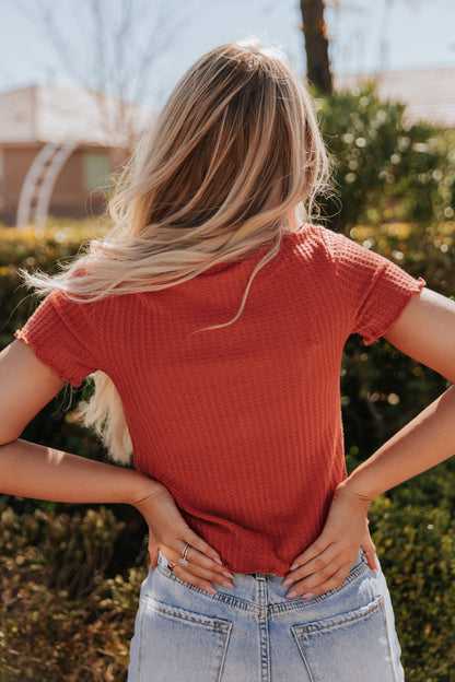 THE MARIELLE WAFFLE TOP IN RUSTY ROSE