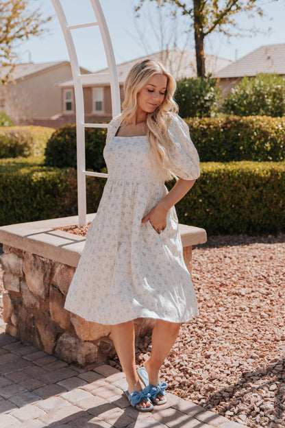 THE STERLING BUBBLE SLEEVE MIDI DRESS IN BLUE FLORAL