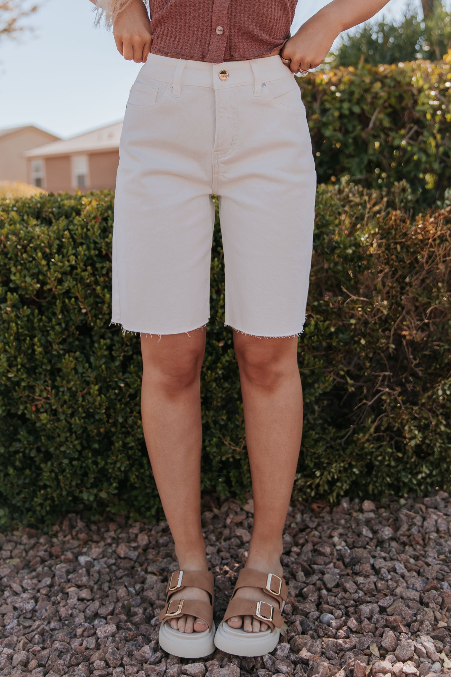 THE RYKER RELAXED FIT BERMUDA SHORTS IN WHITE