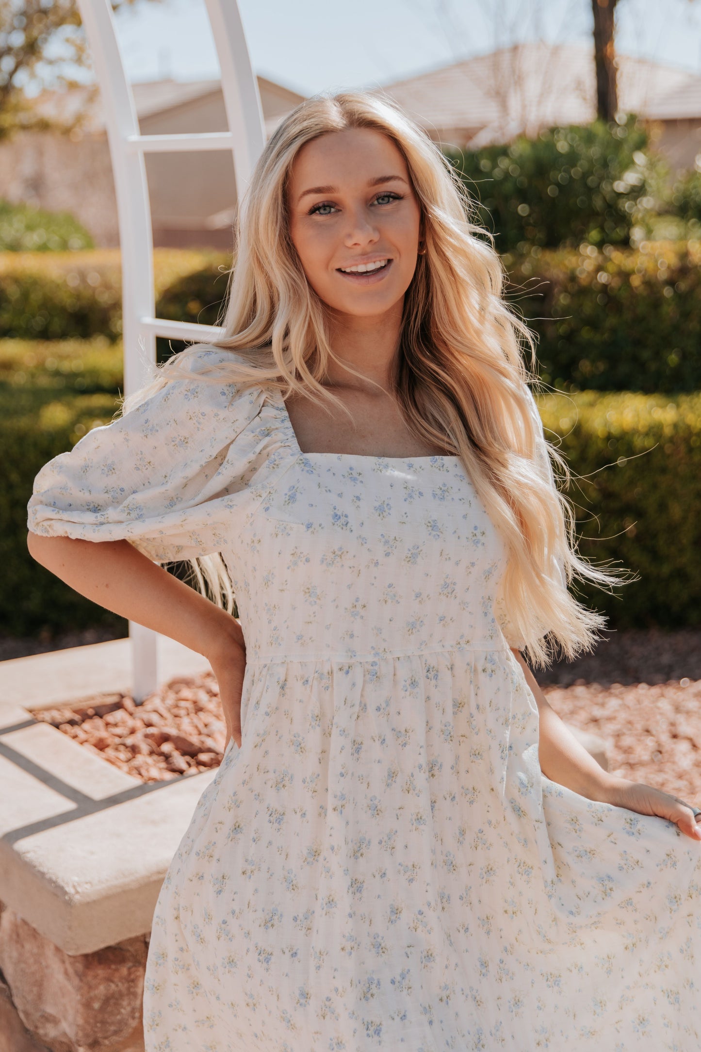 THE STERLING BUBBLE SLEEVE MIDI DRESS IN BLUE FLORAL