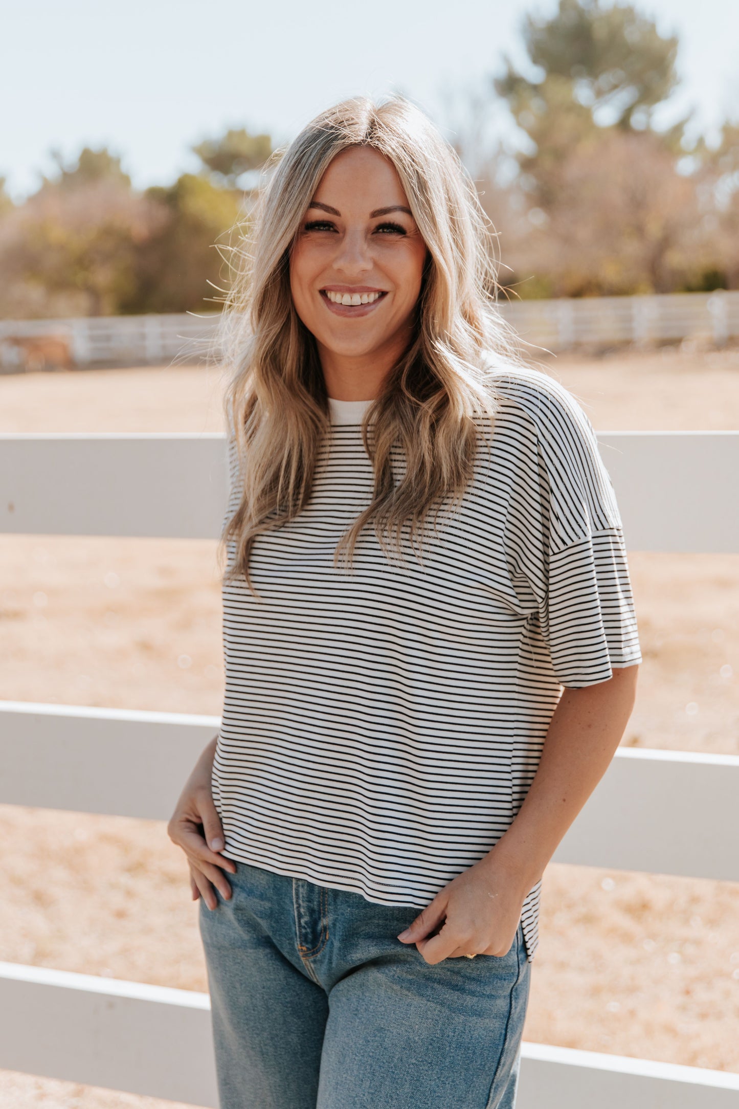 THE BRENNA BASIC STRIPED SHORT SLEEVE TOP IN BLACK