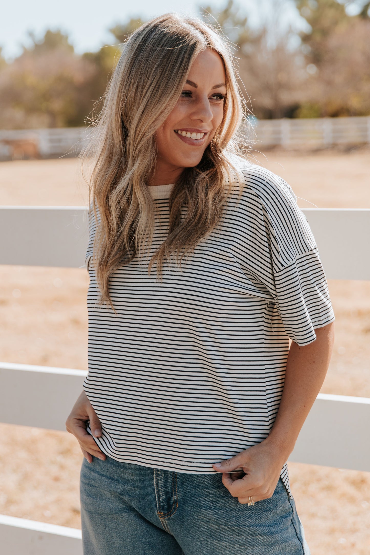 THE BRENNA BASIC STRIPED SHORT SLEEVE TOP IN BLACK