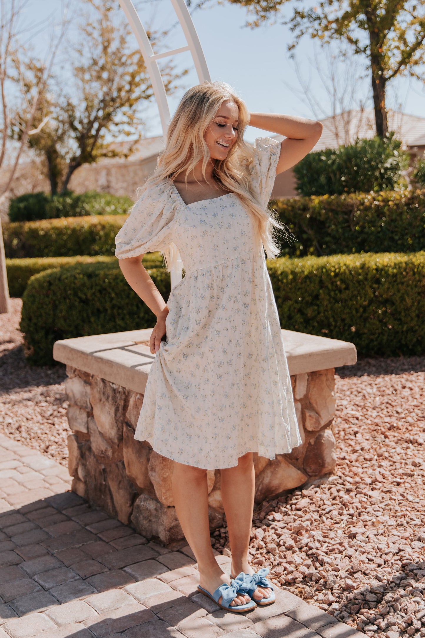 THE STERLING BUBBLE SLEEVE MIDI DRESS IN BLUE FLORAL