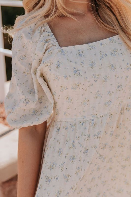 THE STERLING BUBBLE SLEEVE MIDI DRESS IN BLUE FLORAL