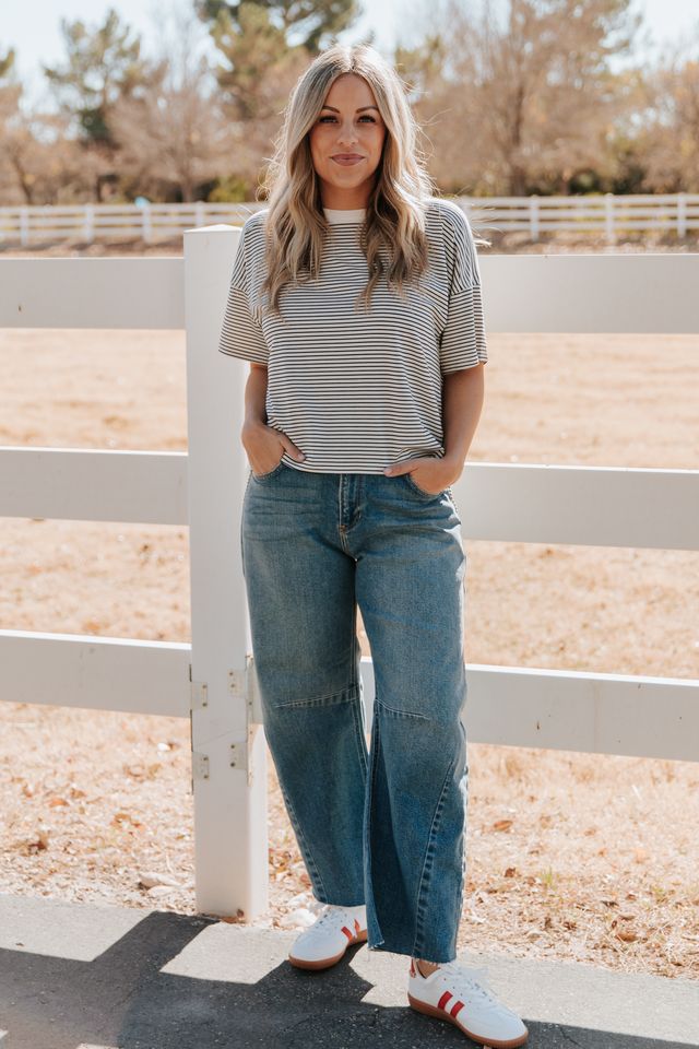 THE BRENNA BASIC STRIPED SHORT SLEEVE TOP IN BLACK