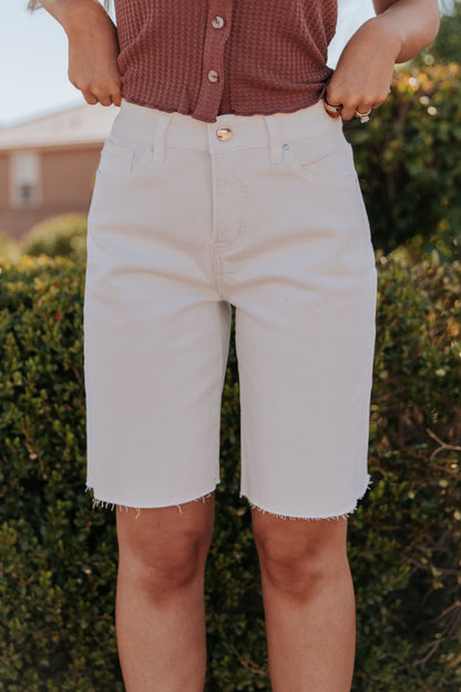 THE RYKER RELAXED FIT BERMUDA SHORTS IN WHITE