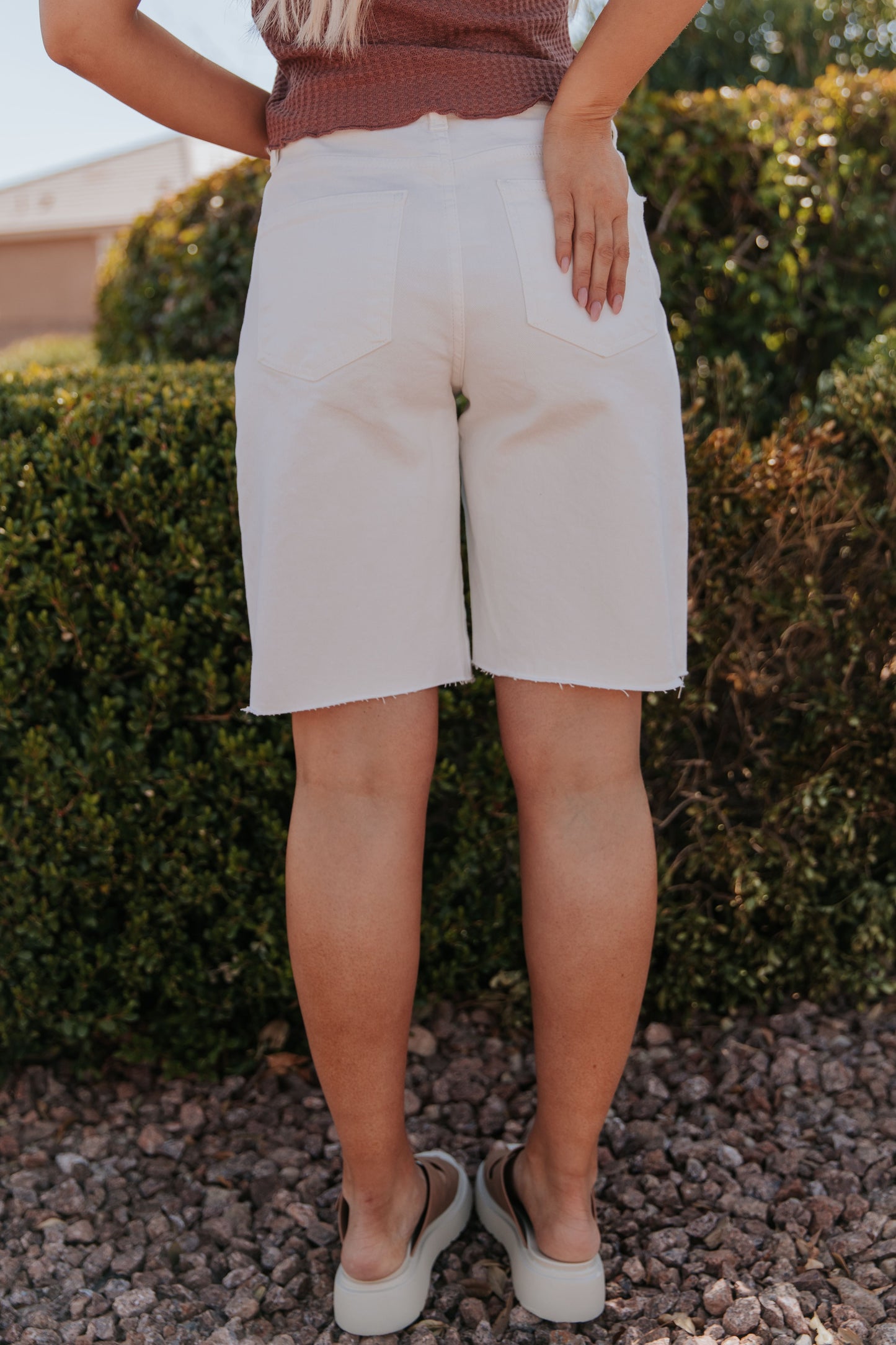 THE RYKER RELAXED FIT BERMUDA SHORTS IN WHITE