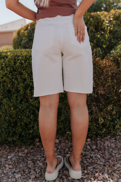 THE RYKER RELAXED FIT BERMUDA SHORTS IN WHITE